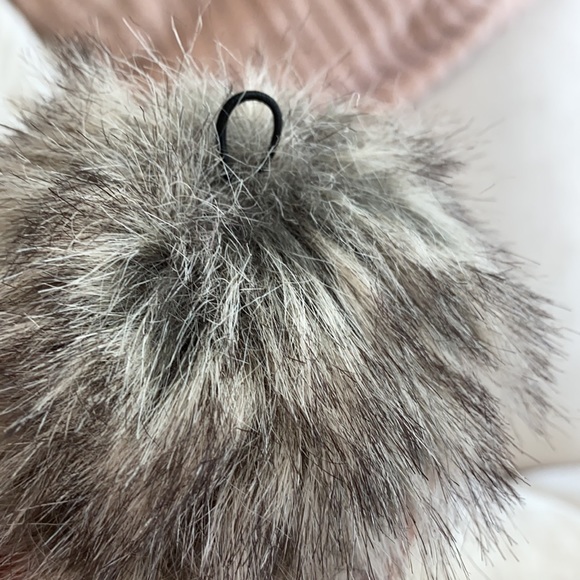 Faux fur pom-pom for toque/beanie - Picture 3 of 3